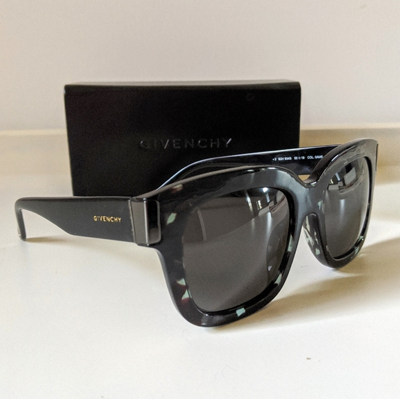 GIVENCHY Oversized Black Sunglasses - Picture 8 of 10